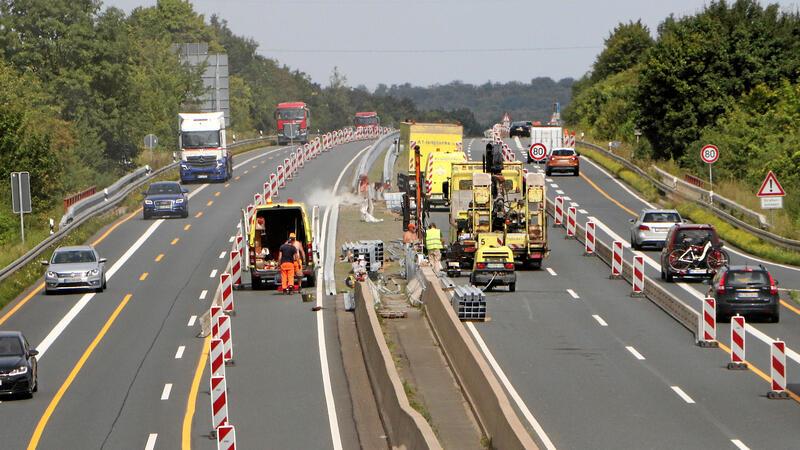 Die Bauarbeiten enden: Bald kann der Verkehr auf der Autobahn 36 wieder in beide Fahrtrichtungen zweispurig fließen.