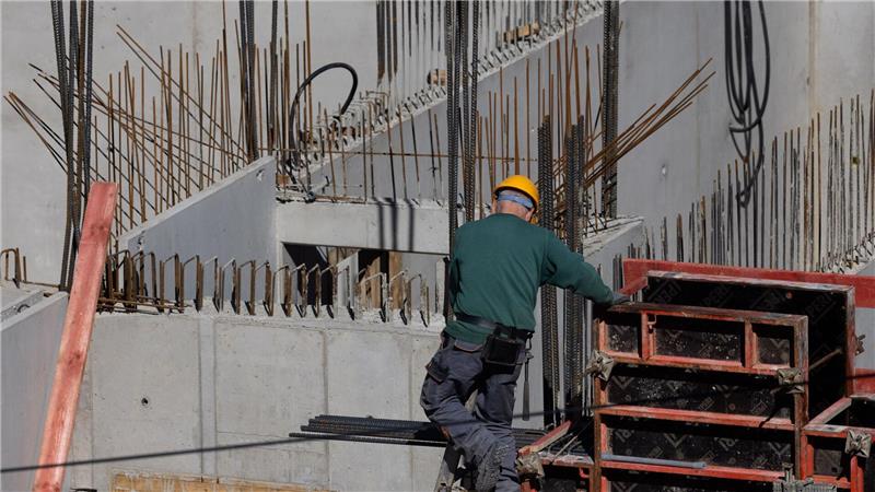 Kein Aufschwung in Sicht: Schrumpft die Wirtschaft erneut? Die Baubranche, einst eine Stütze der deutschen Wirtschaft im Immobilienboom, schwächelt. (Archivbild)