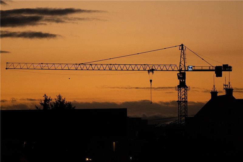 Landesbauminister fordern Anreize für Sanierungen Die Baubranche und besonders der Wohnungsbau stecken nach den Boomjahren in der Krise. Die Nachfrage ist eingebrochen, weil Kreditzinsen und Baukosten stark gestiegen sind.