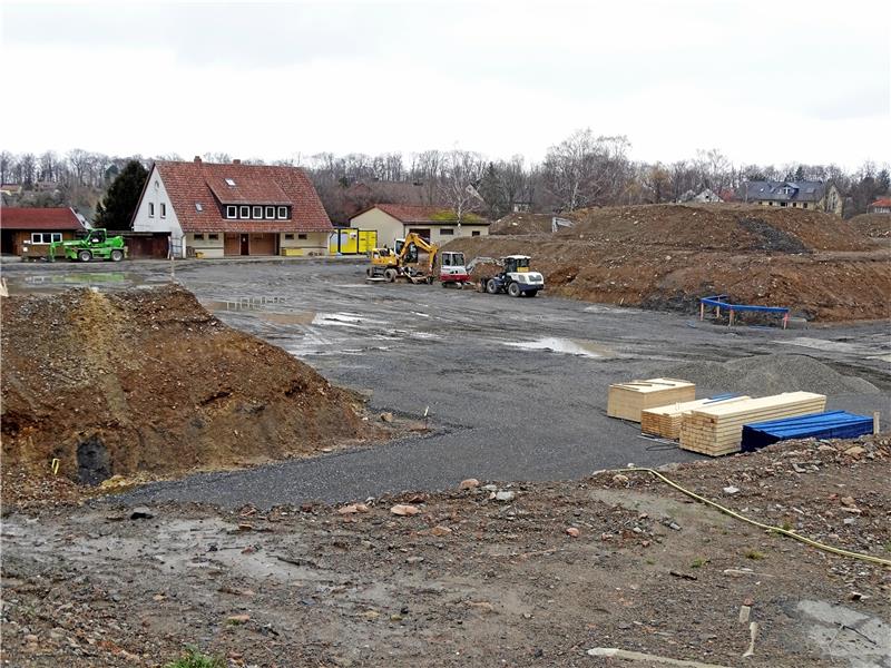 Die Baufahrzeuge an der Waldhöhe stehen noch still. In Kürze sollen die Aushubarbeiten fortgesetzt und dann mit dem Rohbau begonnen werden.  Foto: Exner