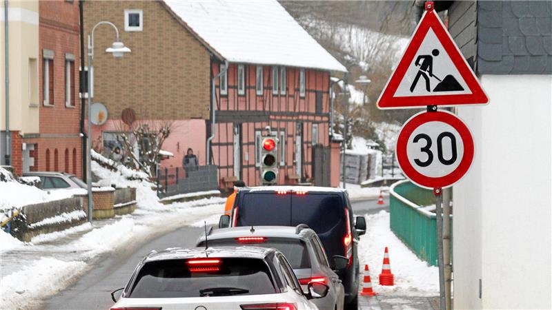 Warum in Neuwallmoden jetzt Bäume für den Hochwasserschutz fallen Eine Ampel regelt den Verkehr.