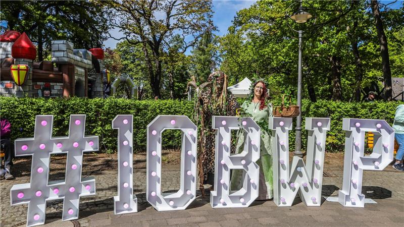 Die Baumwesen und die Leuchtbuchstaben zählen zu den Blickfängen der Geburtstagsfeier im Kurpark.