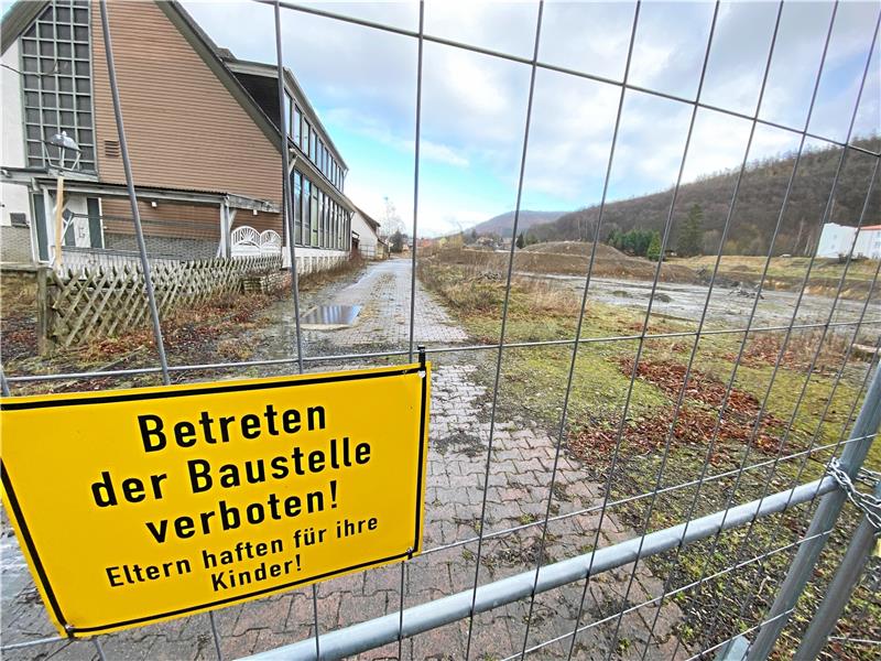 Die Baustelle an der Waldhöhe ruht seit gut zweieinhalb Jahren. Diesen Sommer laufen bereits erteilte Baugenehmigungen ab. Sie müssten verlängert oder von einem möglichen neuen Eigentümer noch einmal neu beantragt werden.  Fotos: Schlegel/GZ-Archiv