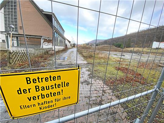 Die Baustelle an der Waldhöhe ruht seit gut zweieinhalb Jahren. Diesen Sommer laufen bereits erteilte Baugenehmigungen ab. Sie müssten verlängert oder von einem möglichen neuen Eigentümer noch einmal neu beantragt werden.  Fotos: Schlegel/GZ-Archiv