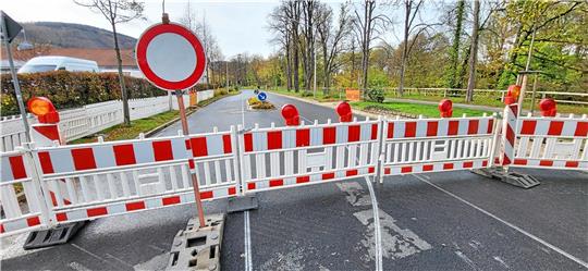 Die Baustelle auf der B 241 zieht ein letztes Mal um: Ab Montag wird der Bereich zwischen dem Abzweig Nonnenweg und dem Ortsausgang saniert.  Foto: Roß