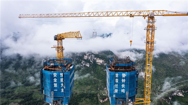 Die Baustelle der Huajiang Grand Canyon Bridge in der südwestchinesischen Provinz Guizhou.