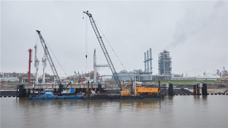 Die Baustelle für das Stader LNG-Terminal soll 2026 fertiggestellt werden. (Archivbild)