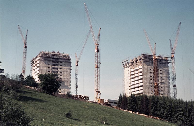 Die Baustelle im Sommer 1972: Große Kräne sorgen dafür, dass die 15 und 17 Etagen zählenden Hochhäuser des Panoramics Stockwerl für Stockwerk wachsen. Archivfoto: Schwarz