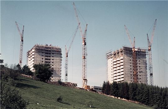 Die Baustelle im Sommer 1972: Große Kräne sorgen dafür, dass die 15 und 17 Etagen zählenden Hochhäuser des Panoramics Stockwerl für Stockwerk wachsen. Archivfoto: Schwarz