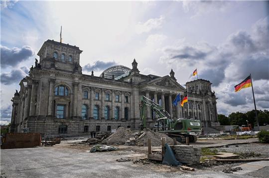 Die Baustelle vor dem Reichstagsgebäude könnte auch eine Metapher für die vielen Baustellen der Ampel-Regierung derzeit sein.