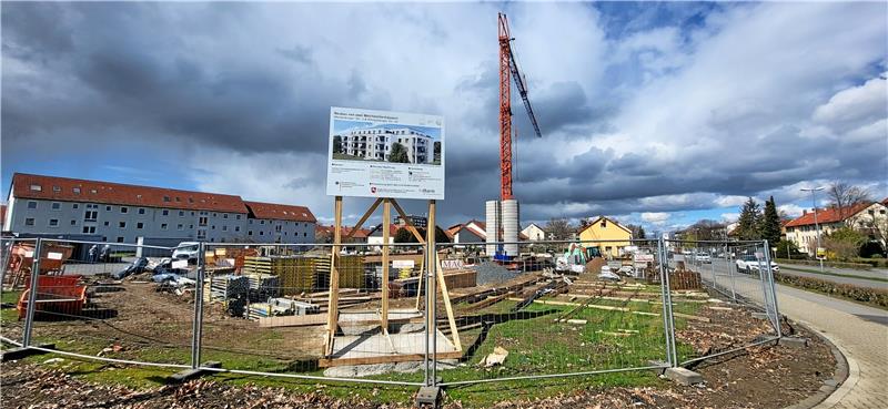 13 Millionen Euro für neue Mietshäuser in Jürgenohl Die Baustelle zwischen Marienburger und Königsberger Straße ist eingezäunt, das Gebäude links im Bild wird noch abgerissen. Foto: Roß