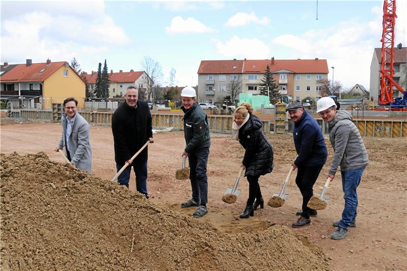 13 Millionen Euro für neue Mietshäuser in Jürgenohl Die Bauverantwortlichen beim obligatorischen Spatenstich (v. li.): Sebastian Konrad, Dominik Ehbrecht, Steffen Ebert, Urte Schwerdtner, Jan-Hendrik Fischer und Axel Pätzold. Foto: Roß