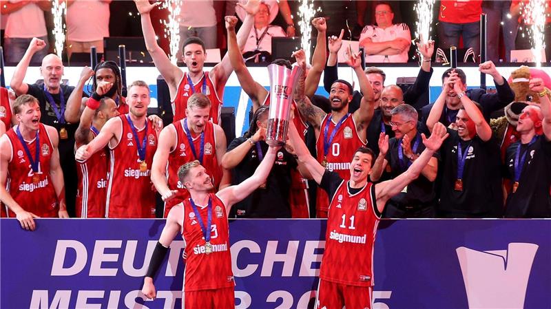 Finaler Thriller: Bayern-Basketballer wieder Meister Die Bayern-Basketballer jubeln über den Meistertitel.