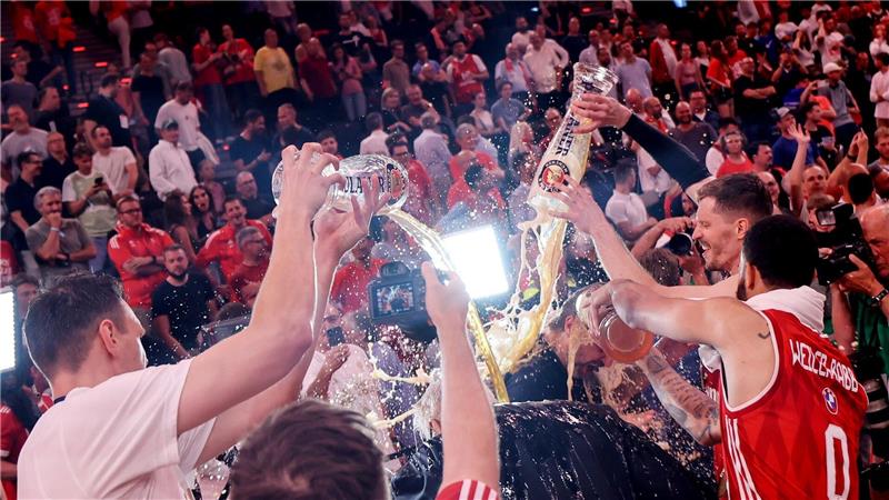 Bier, Zigarren, Veilchen: Bayern feiern Basketball-Triumph Die Bayern-Basketballer überschütten Coach Herbert mit Bier.
