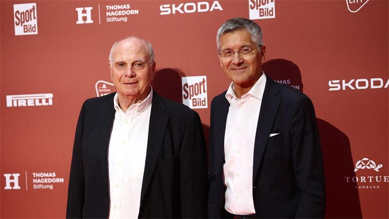 Die Bayern-Granden Hoeneß und Hainer erwarten den FC Bayern wieder an der Tabellenspitze. (Archivbild)