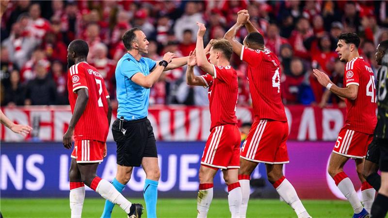 Kompanys Wut und Motivation auf der unvollendeten Reise Die Bayern-Profis Joshua Kimmich und Jonathan Tah (M) bestürmen aufgebracht Schiedsrichter João Pinheiro.
