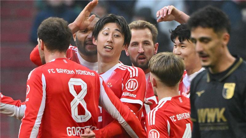 Die Bayern-Spieler bejubeln den 1:0-Führungstreffer. 