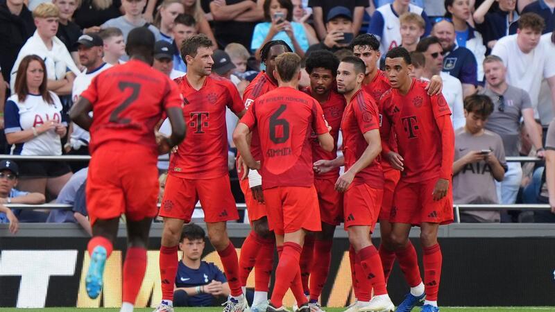 Die Bayern bejubeln das Tor von Serge Gnabry (4.v.r.).