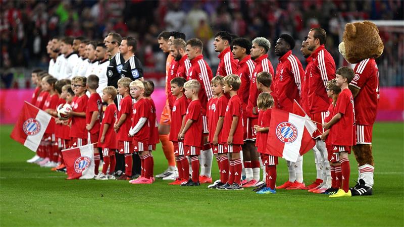 Bayern-Traumstart mit Zauberer Olise gegen Stuttgart Die Bayern und Stuttgart haben die neue Saison eröffnet.