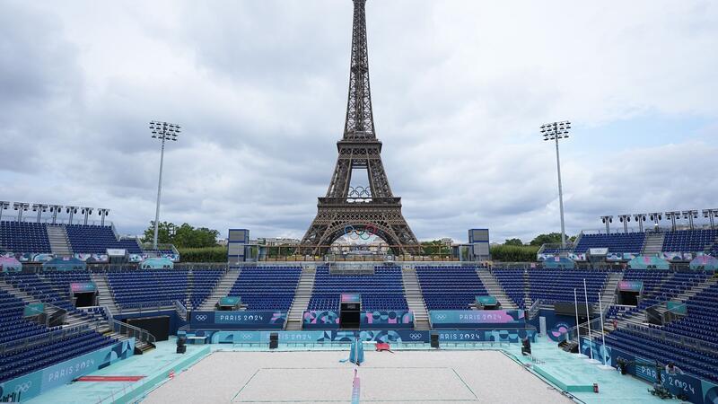Olympia-Fieber und gedämpfte Sorgen: Paris vor dem Start Die Beach-Volleyball-Wettbewerbe bei Olympia werden vor dem Eiffelturm ausgetragen.