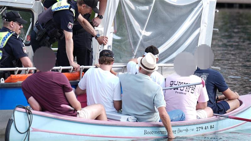 Bier auf dem SUP? Wieviel Alkohol auf der Alster erlaubt ist Die Beamten bitten sechs Kanufahrer um einen Alkoholtest.