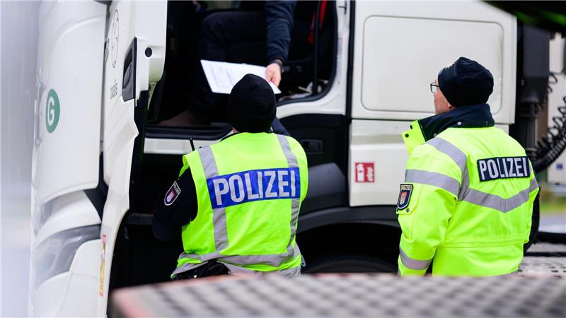 Die Beamten haben rund 100 Menschen kontrolliert.