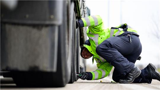 Die Beamten haben rund 90 Fahrzeuge kontrolliert.