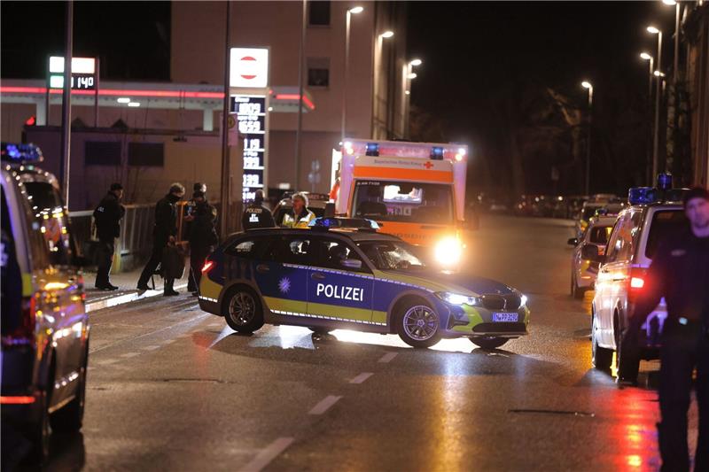 Großeinsatz: Betrunkener Mann bedroht seine Familie Die Beamten konnten den Mann überwältigen.