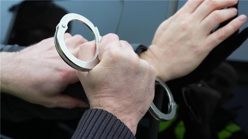 Die Beamten nahmen den Mann fest und ein Richter erließ am Sonntag Haftbefehl. (Symbolbild)