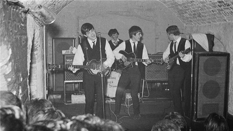 Die Beatles bei einem Auftritt im Cavern Club in Liverpool im August 1962.