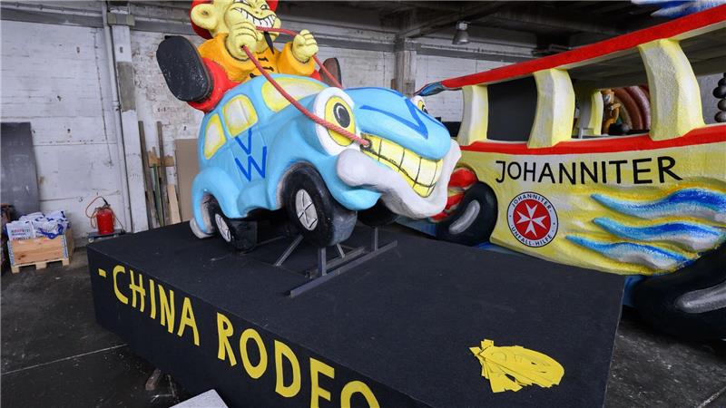 Mit Sicherheit politisch - der größte Karnevalszug im Norden Die Bedeutung von China für den VW-Konzern wird mit diesem Wagen kritisiert.