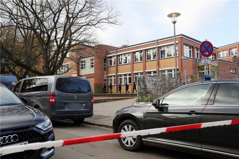 Hamburg: Fünf Jungs nach Bedrohungen an Schulen festgenommen Die Bedrohungslage führte zu einem Großeinsatz der Polizei an der Stadtteilschule Blankenese.