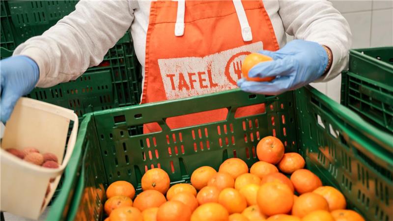 Wie Ehrenamtliche die Tafel in Bremerhaven retten Die Bedürftigen konnten auch frisches Obst mit nach Hause nehmen.