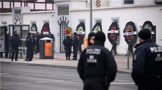 Die Beerdigung im Berliner Clan-Milieu wird von der Polizei mit einem größeren Aufgebot begleitet.