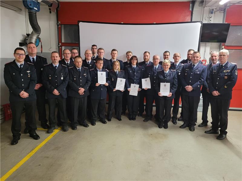 Feuerwehr: Bad Harzburger sauer über Kritik aus Goslar Die Beförderten und Geehrten gemeinsam mit ihren Vorgesetzten und Bürgermeister Ralf Abrahms (2.v.re.). Fotos: Exner
