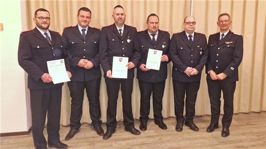 Die Beförderten und Geehrten (v.l.): Tino Lehmann und Patrick Karsten, Feuerwehrmänner, André Bartels, Hauptfeuerwehrmann, Lars Alder, Brandmeister, Stefan Schulz, Hauptfeuerwehrmann, und stellvertretender Stadtbrandmeister Hartmut Ölmann.