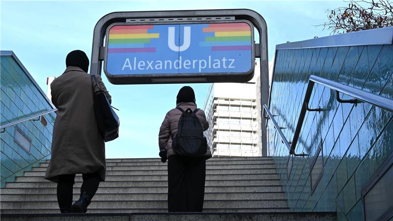 Die Befragung zeigt: Auf der Straße und in öffentlichen Verkehrsmitteln erleben Menschen häufig Diskriminierung. (Symbolbild)