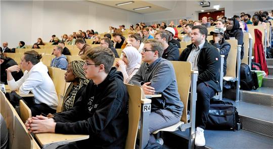 Die Begeisterung hält sich in Grenzen: Studentinnen und Studenten der TU Clausthal müssen bald einen höheren Beitrag ans Studierendenwerk zahlen.