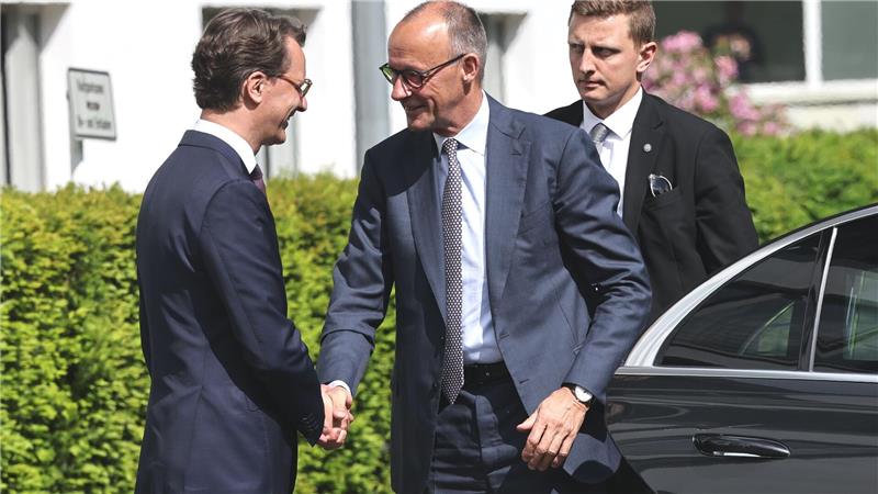 Die Begrüßung war geschäftsmäßig.