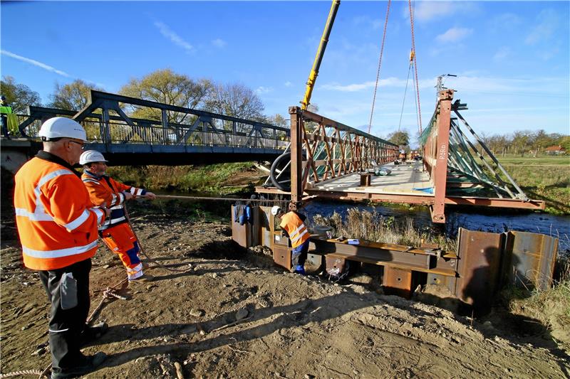 Neue Okerbrücke am Vienenburger Ortseingang Die Behelfsbrücke steht nun an Ort und Stelle. In zwei Wochen soll sie für Radfahrer und Fußgänger nutzbar sein, dann beginnt der Abriss und der Neubau der maroden Stahlbrücke (links daneben). Foto: Epping
