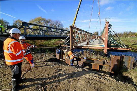 Die Behelfsbrücke steht nun an Ort und Stelle. In zwei Wochen soll sie für Radfahrer und Fußgänger nutzbar sein, dann beginnt der Abriss und der Neubau der maroden Stahlbrücke (links daneben). Foto: Epping