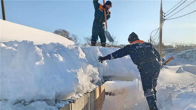 Die Behörden auf der fernöstlichen Halbinsel Kamtschatka rechnen noch mit tagelangen Einsätzen, um dem Schneechaos Herr zu werden. 