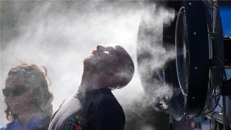 Die Behörden forderten die Menschen auf, sich immer wieder abzukühlen.