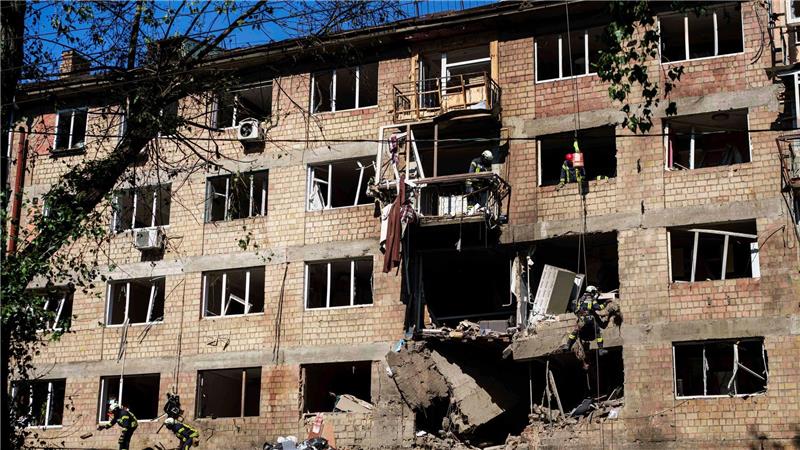 Die Behörden in der Hauptstadt Kiew melden schwere Schäden an Gebäuden und viele Verletzte.