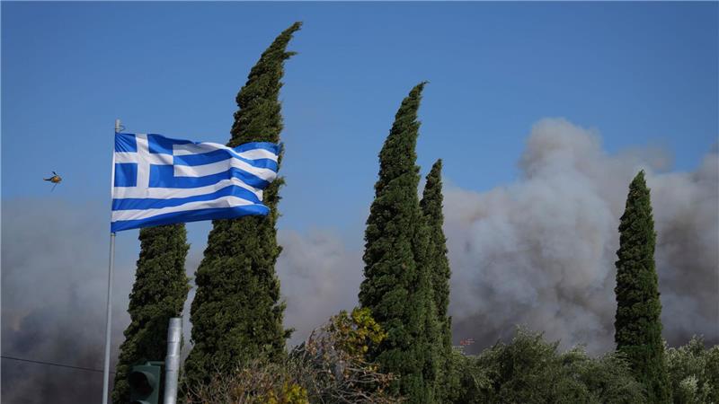 Feuer in Griechenland unter Kontrolle - Gefahr bleibt hoch Die Behörden prüfen weiter die Ursachen der Feuer. In einer Ortschaft nahe Athen vermutet der Bürgermeister Brandstiftung.