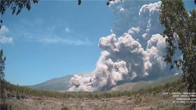 Indonesischer Vulkan spuckt 18.000 Meter hohe Aschesäule Die Behörden richteten eine Sperrzone rund um den Vulkan ein.