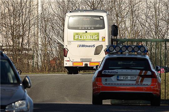 Die Behörden stoppten den Flixbus nahe der Stadt Gent.