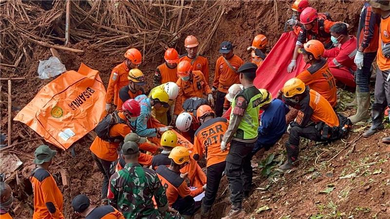 Die Behörden suchen nach Dutzenden Verschütteten.