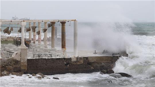 Die Behörden warnen vor hohem Wellengang - wie hier bei Málaga.