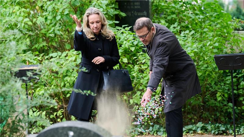 Die Beisetzung fand auf dem Dorotheenstädtischen Friedhof statt. Hier wirft Sarah Wedl-Wilson, Berliner Kultursenatorin, Konfetti.